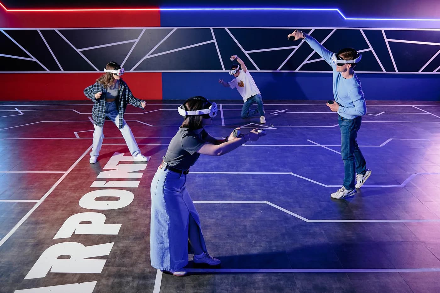 VR-Arena im Varpoint Berlin-Tegel, Spieler mit VR-Headsets mitten im Match